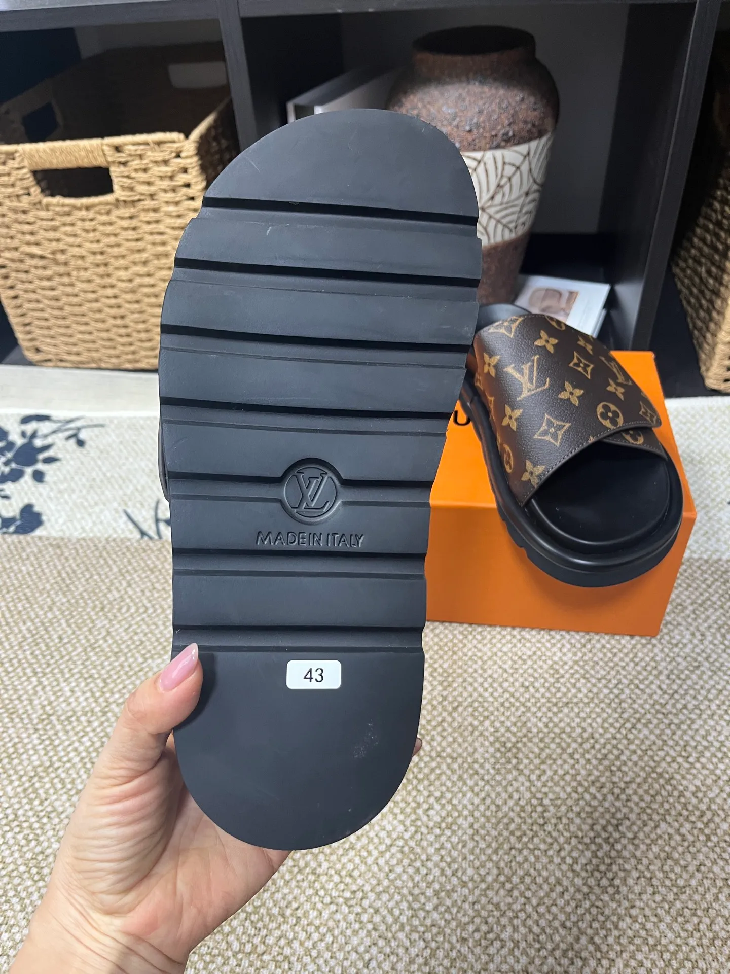 P340 [New Style] [LOUIS VUITTON] Louis Vuitton, LV printing, men's and women's slippers are now on the market, packed in drawer boxes with cloth bags and cards, the upper pattern looks very soft and waxy, and is a super versatile leg slimming tool. Fabric: imported denim/canvas/old fabric, LV hardware LOGO, official website pattern printing, comfortable to wear, feet: high-elastic PU water table. Sole: foam sole, heel height: about 5cm. Code number: 35-46, 35, 45, 46 are custom-made and non-returnable. Color: multiple colors and styles available.